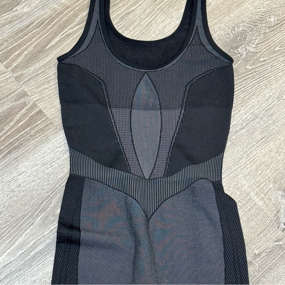 The Giving Movement Tonal Compression Sleeveless Bodysuit XS - Picture 4 of 8